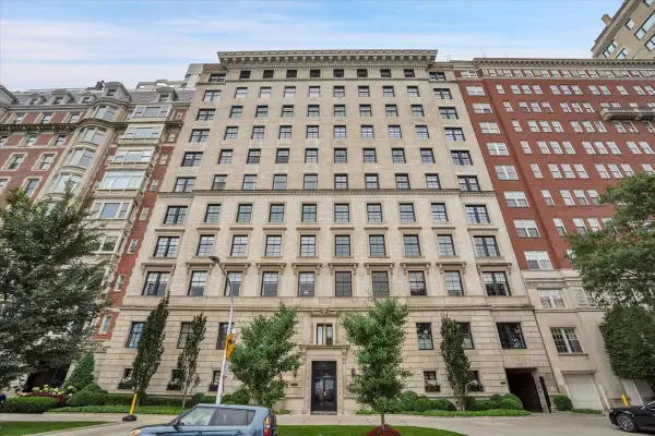 229 E Lake Shore Drive #10E, Chicago, IL 60611