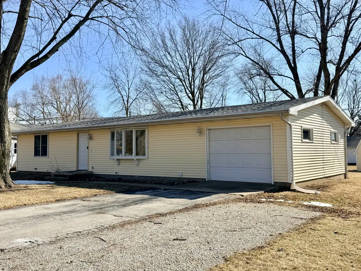 302 W Oak Street, Heyworth, IL 61745 - #1