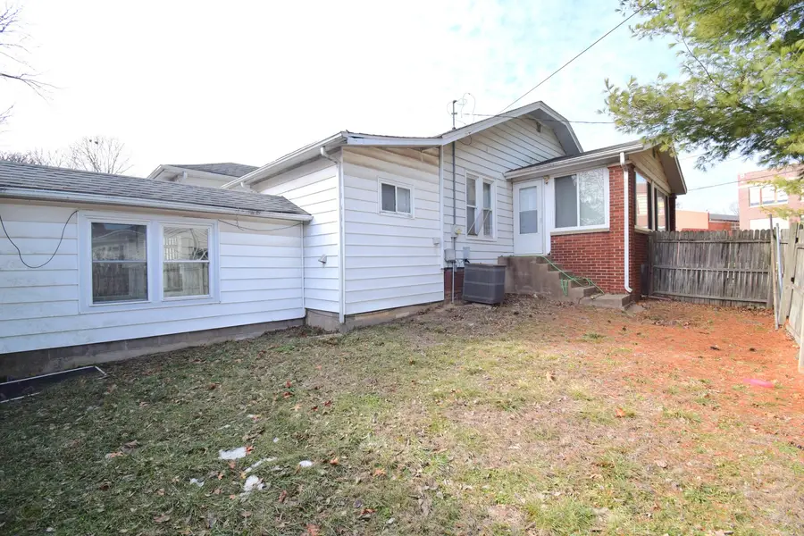 1715 Oakland Avenue, Mount Vernon, IL 62864 - #3