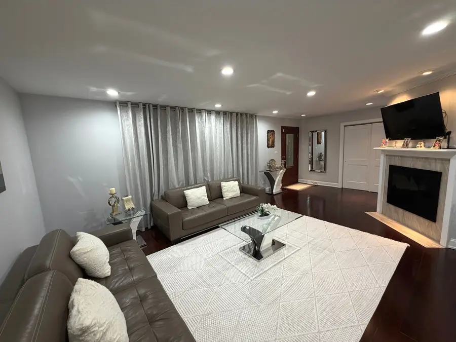 8515 N Ozanam Avenue, Niles, IL 60714 - #3