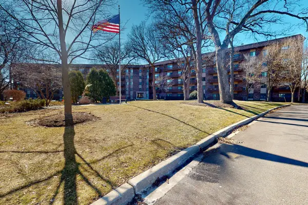 120 Lakeview Drive #110, Bloomingdale, IL 60108