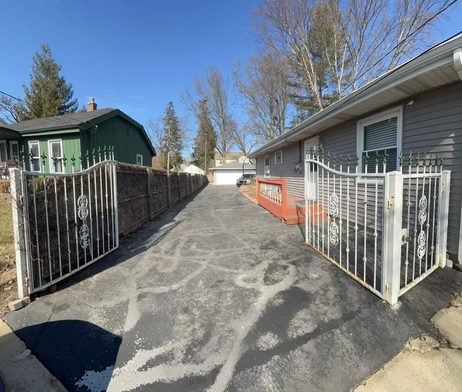 694 Parkway Avenue, Elgin, IL 60120 - #3