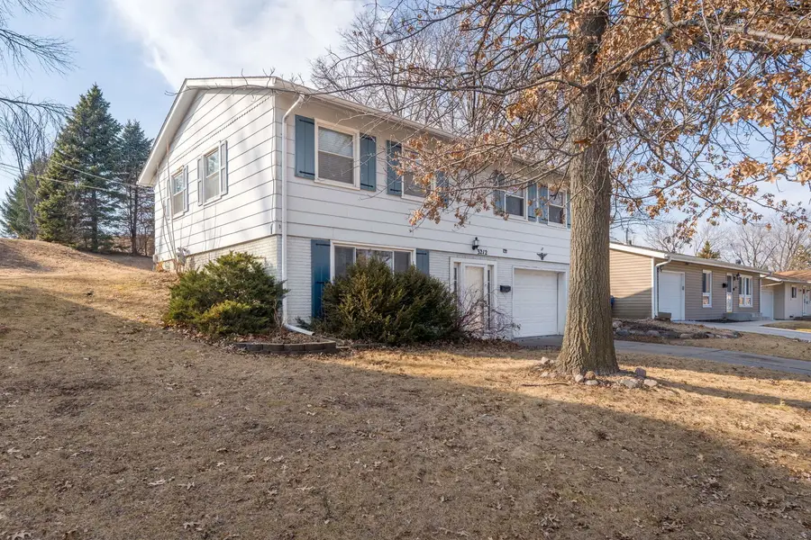 3212 Magnolia Court, Bettendorf, IA 52722 - #2