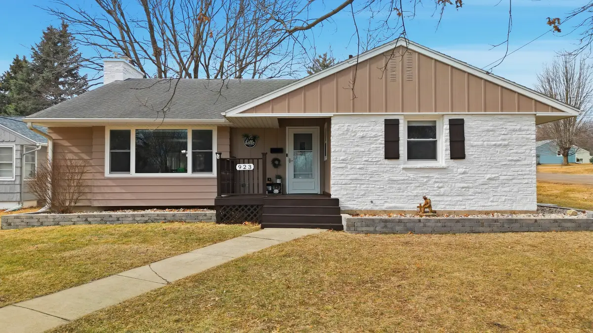 923 Institute Boulevard, Dixon, IL 61021 - #1