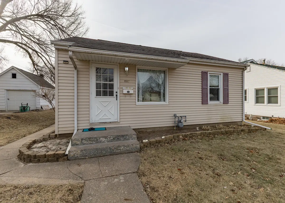 1517 W 38th Street, Davenport, IA 52806 - #1