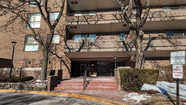 5 E Carriageway Drive #201, Hazel Crest, IL 60429