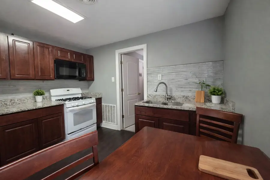 616 Glenwood Avenue, Elgin, IL 60120 - #2