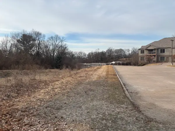 1251 Kimberly Road, Bettendorf, IA 52722