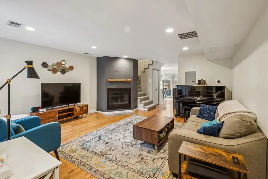 1627 W Belle Plaine Avenue, Chicago, IL 60613 - #3