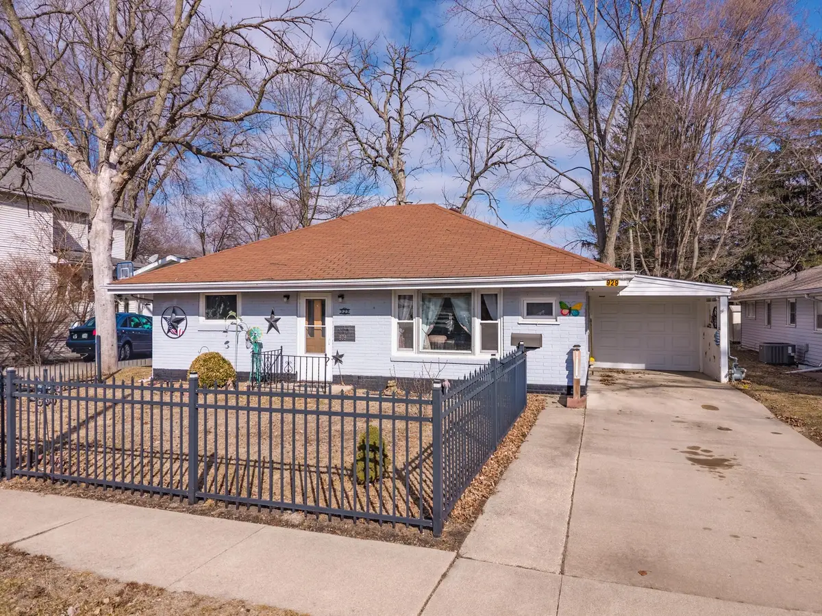 929 E Water Street, Pontiac, IL 61764 - #1