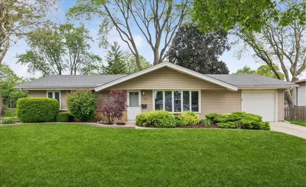 1332 W Weathersfield Way, Schaumburg, IL 60193
