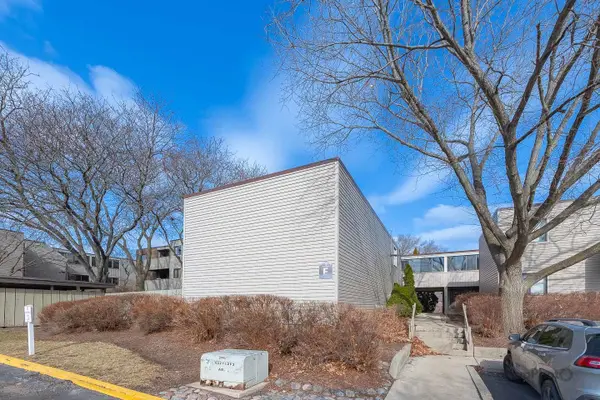 1840 W Highland Avenue #E-105, Elgin, IL 60123