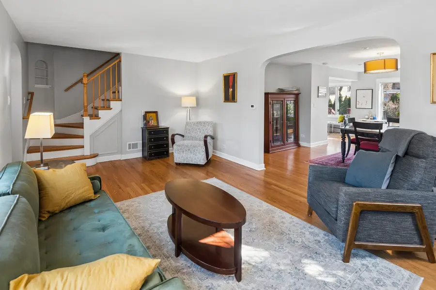 6831 N Kilpatrick Avenue, Lincolnwood, IL 60712 - #3