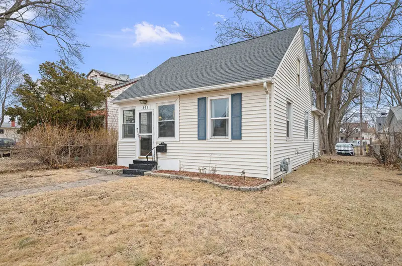 209 S Hazelwood Avenue, Davenport, IA 52802 - #2