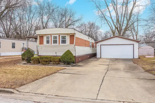 7 Oak Valley Road, Bloomington, IL 61704