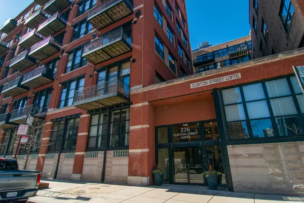 226 N Clinton Street #405, Chicago, IL 60661