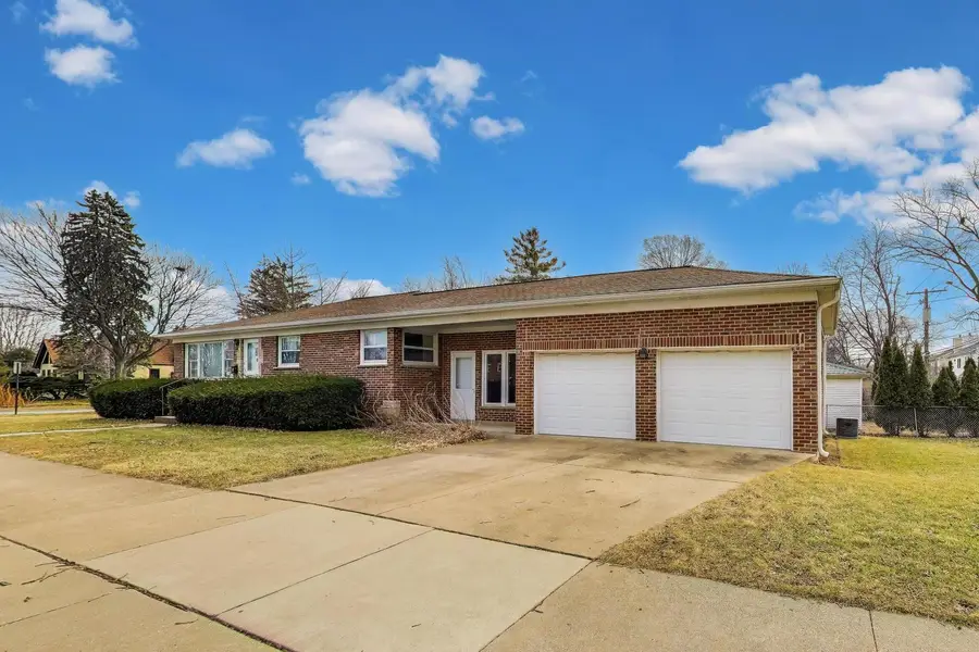 320 N Prospect Manor Avenue, Mount Prospect, IL 60056 - #2