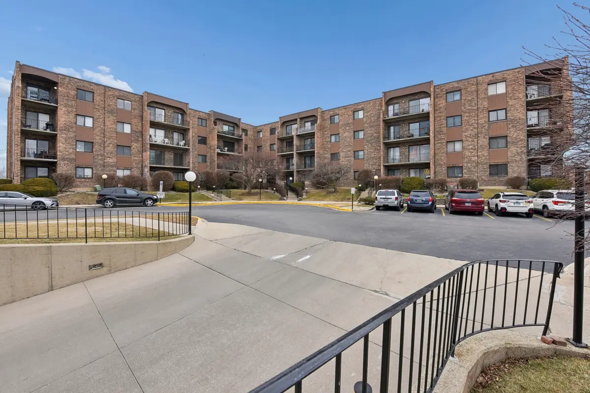 601 W Huntington Commons Road #202, Mount Prospect, IL 60056 - #1