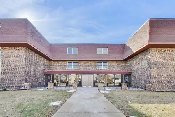 475 Shenstone Road #104, Riverside, IL 60546