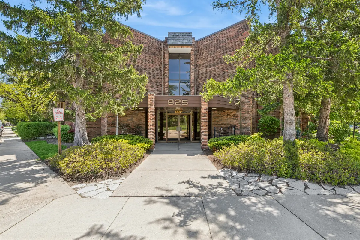 925 Spring Hill Drive #102, Northbrook, IL 60062 - #1