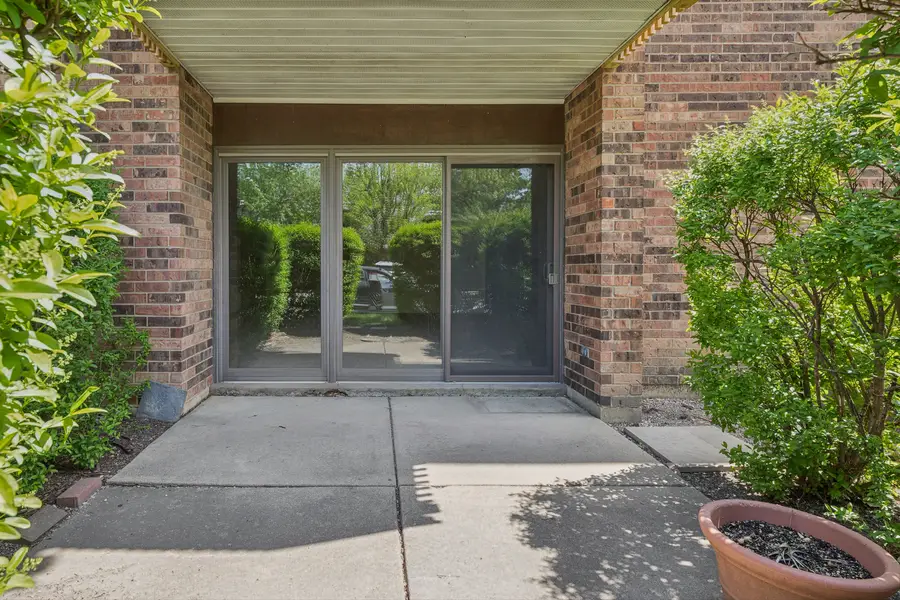 925 Spring Hill Drive #102, Northbrook, IL 60062 - #2