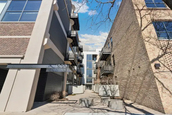 1800 W Grace Street #411, Chicago, IL 60613