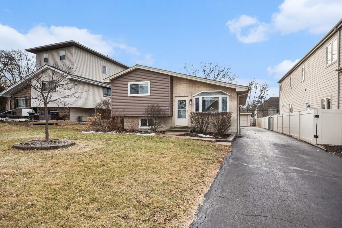 566 W Comstock Avenue, Elmhurst, IL 60126 - #1
