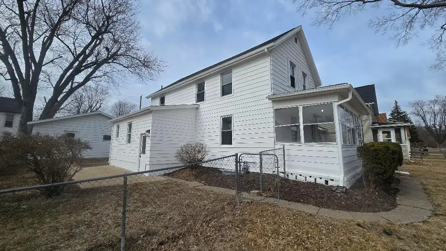 3006 Roosevelt Street, Clinton, IA 52732 - #3