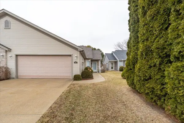 16 Grape Vine Lane, Bloomington, IL 61704