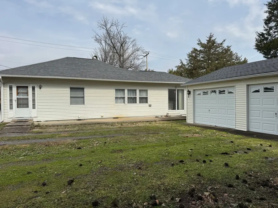 806 N Maple Street N, Benton, IL 62812 - #3