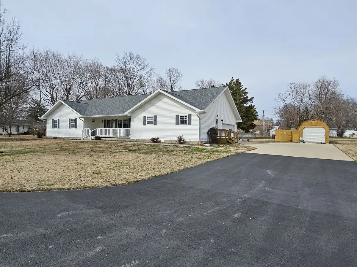 204 W Greenwalt Street, Wayne City, IL 62895 - #1