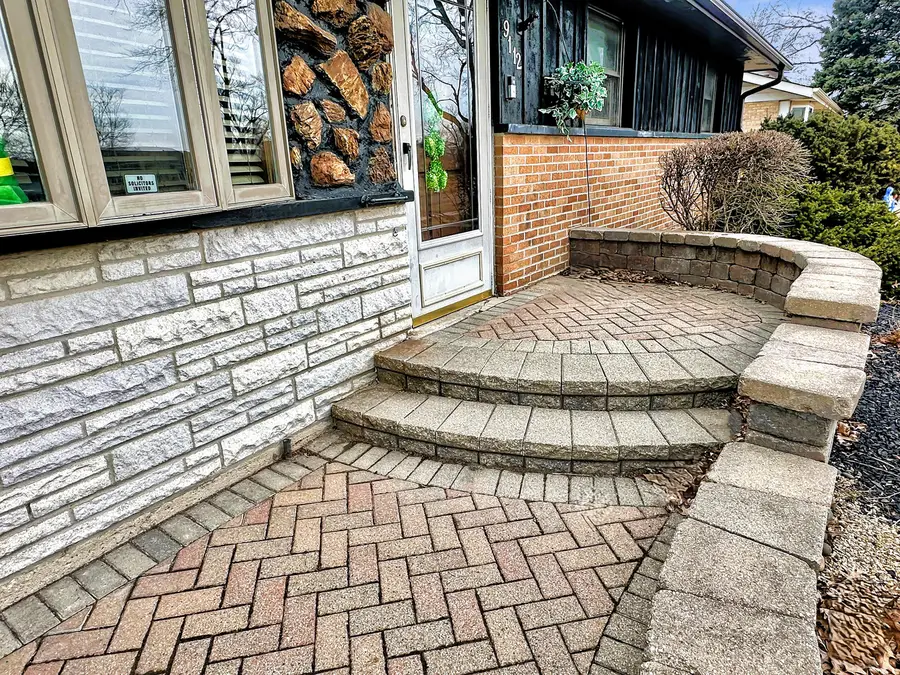 9112 Homestead Lane, Bridgeview, IL 60455 - #3