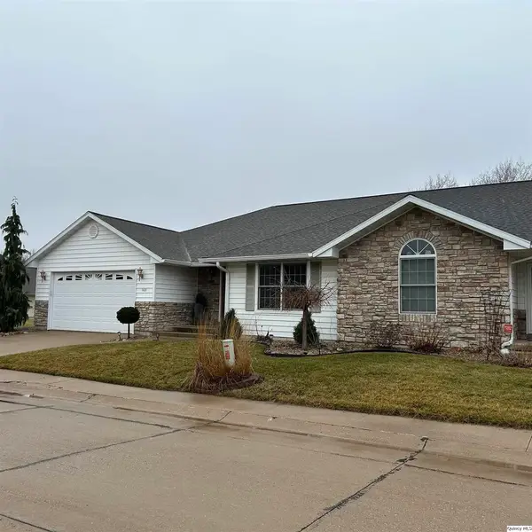 1420 Stone Creek Dr, Quincy, IL 62305