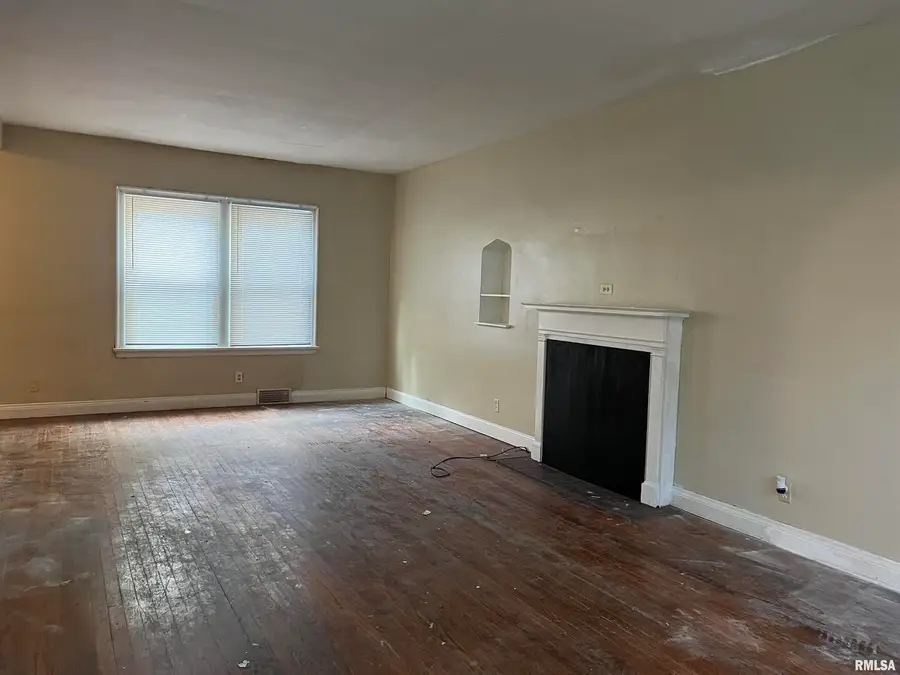 404 W Elm Street, Carbondale, IL 62901 - #2