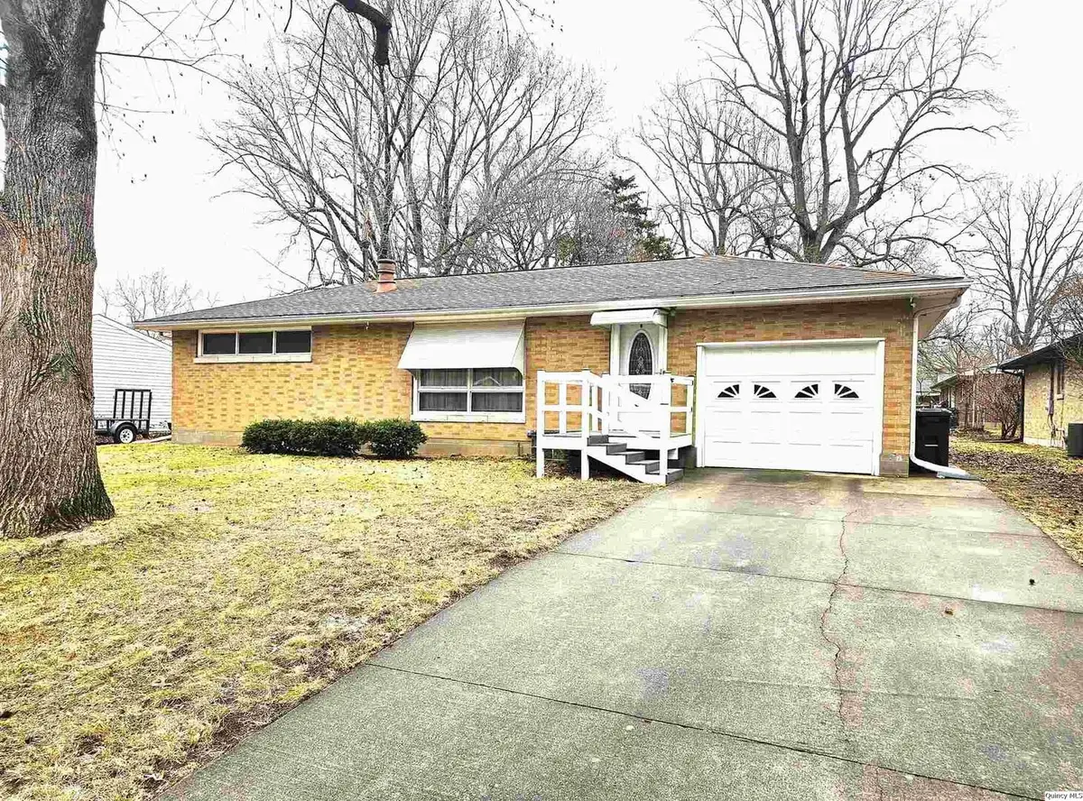 2025 W Hilltop Drive, Quincy, IL 62305 - #1