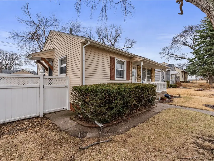 2538 Bellevue Avenue, Bettendorf, IA 52722 - #3