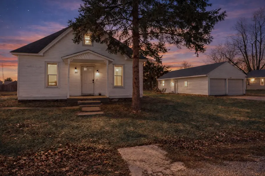 207 E Field Street, Secor, IL 61771 - #3