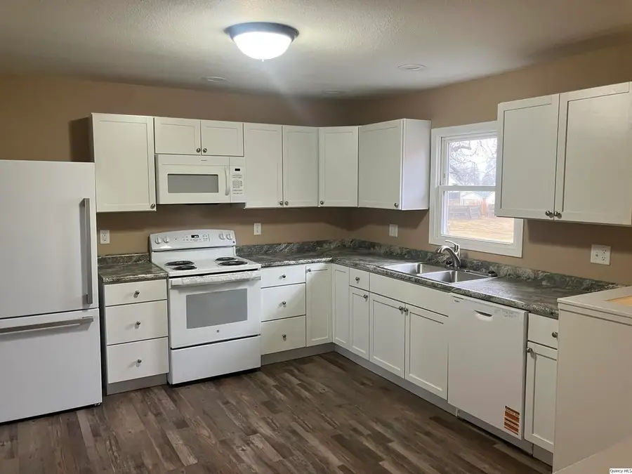 2525 Larch Rd, Quincy, IL 62301 - #3