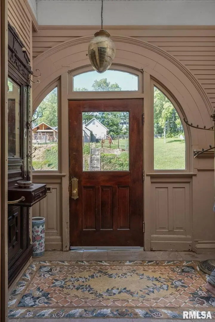 817 W 7th Street, Davenport, IA 52802 - #3