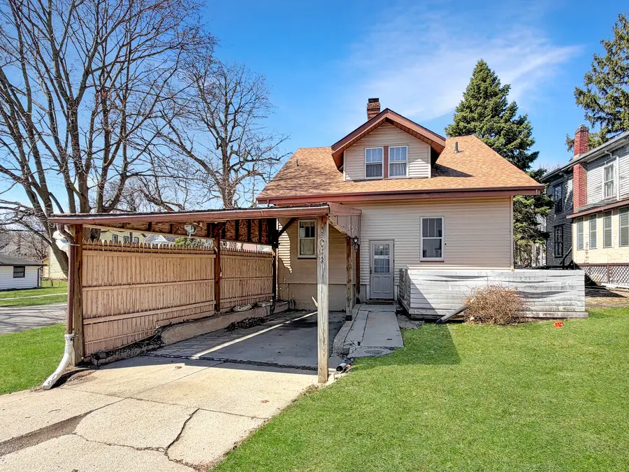 405 N Apple Avenue, Freeport, IL 61032 - #2