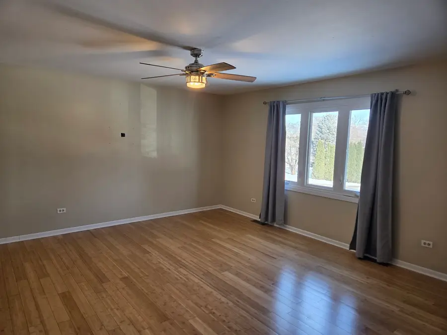 210 Hazelwood Drive, Lindenhurst, IL 60046 - #3