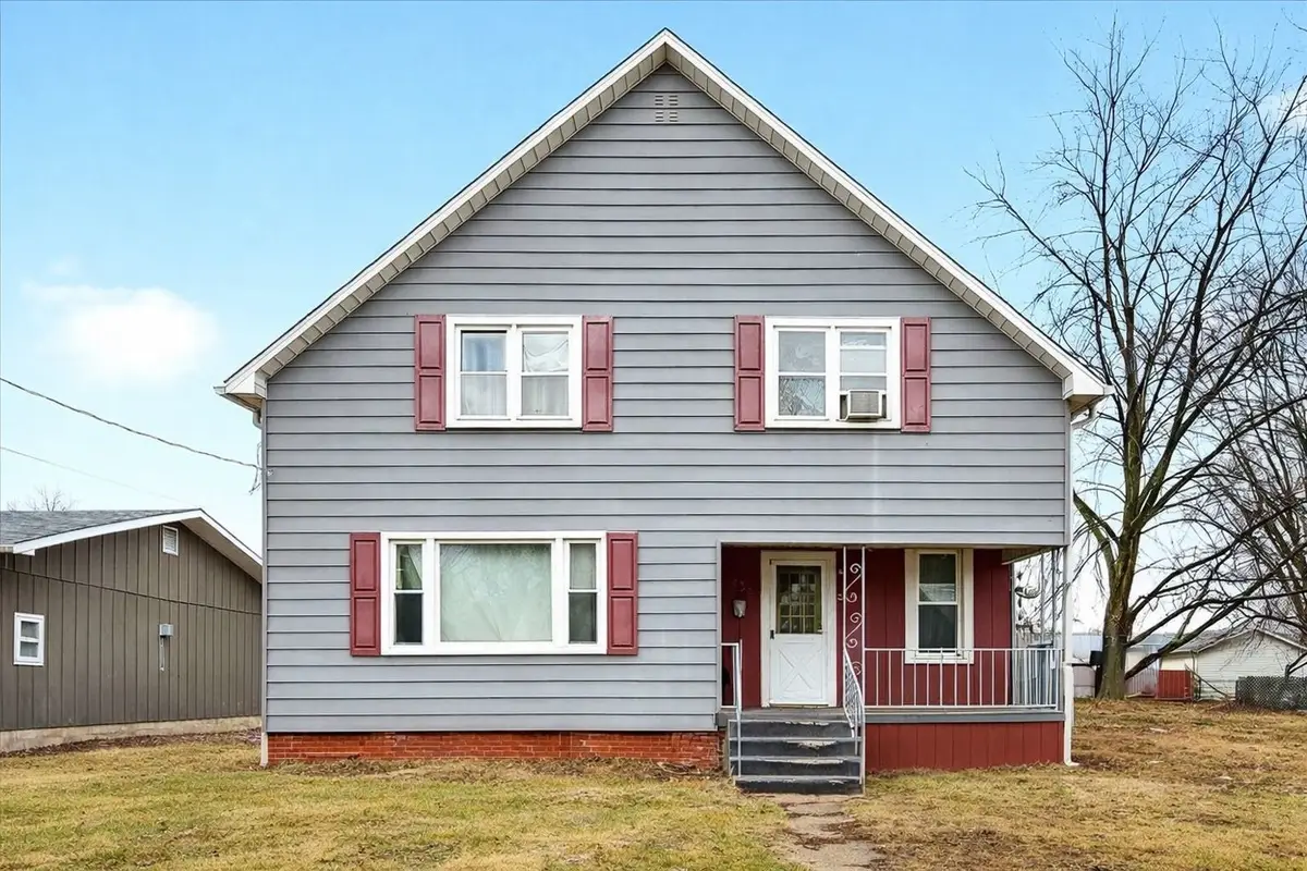 835 N 6th Avenue, Canton, IL 61520 - #1