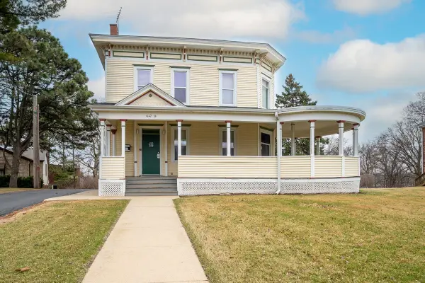 479 N Lake Street, Aurora, IL 60506