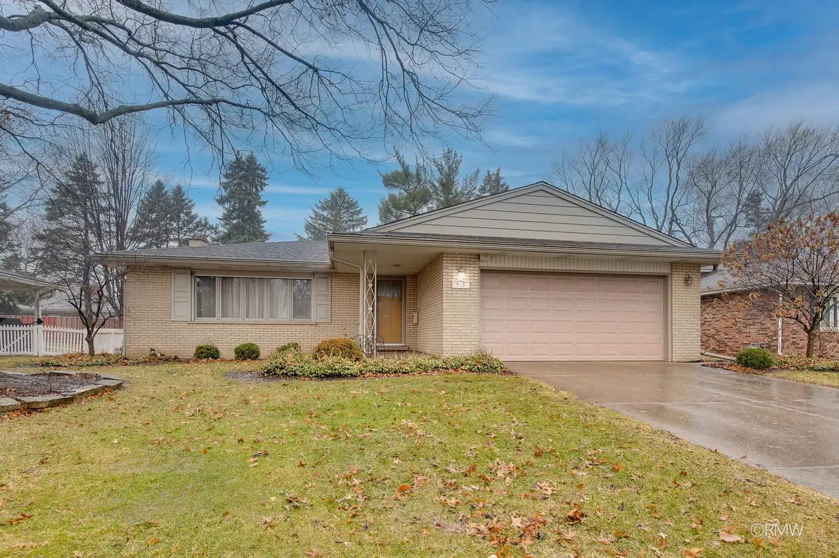910 S Robert Drive, Mount Prospect, IL 60056 - #1