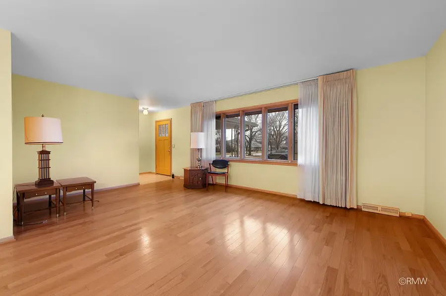 910 S Robert Drive, Mount Prospect, IL 60056 - #3