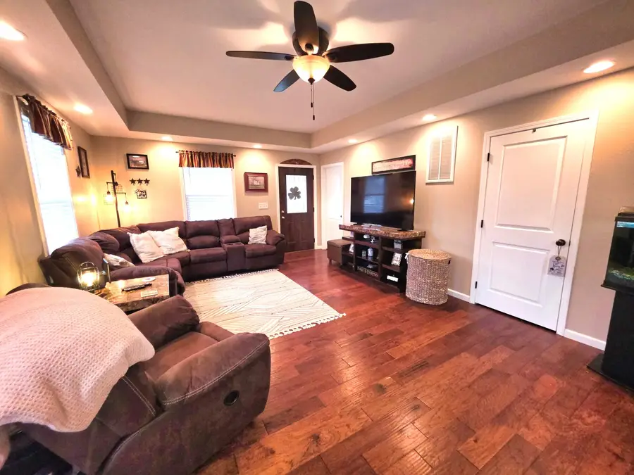 127 Flora Avenue, Flora, IL 62839 - #2