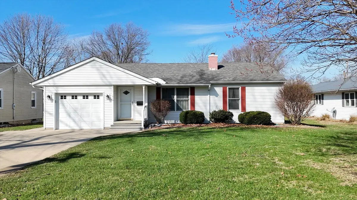 1019 N Sangamon Avenue, Gibson City, IL 60936 - #1