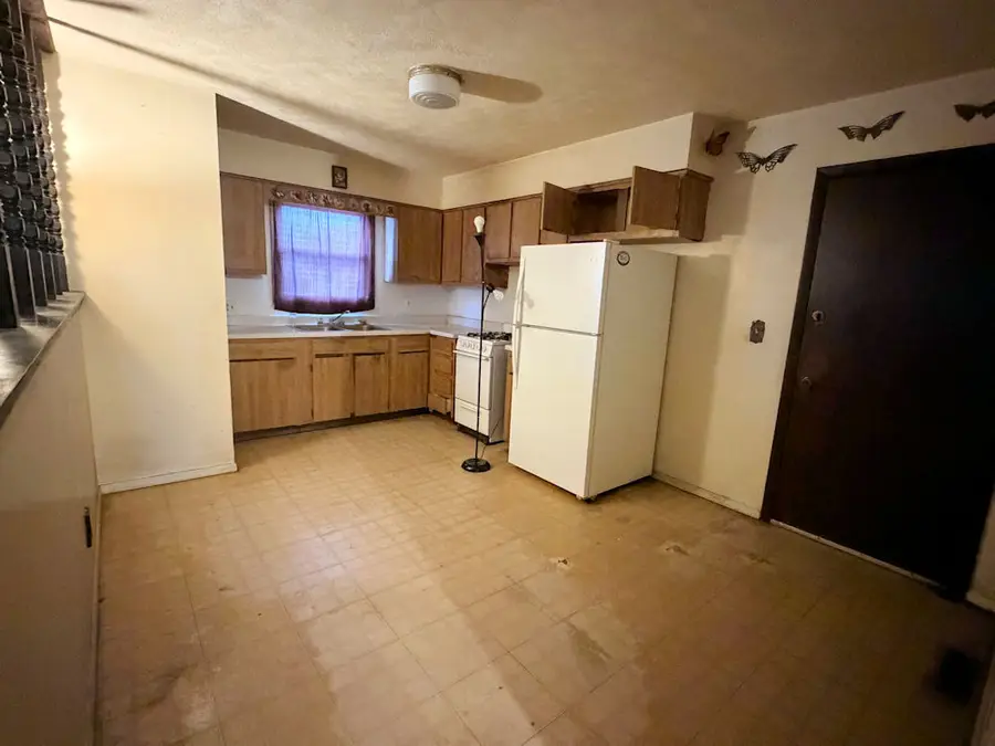 1020 Avenue E, Rochelle, IL 61068 - #3