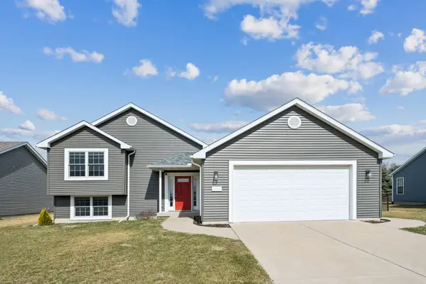 414 W Meadow Lane, Walcott, IA 52773