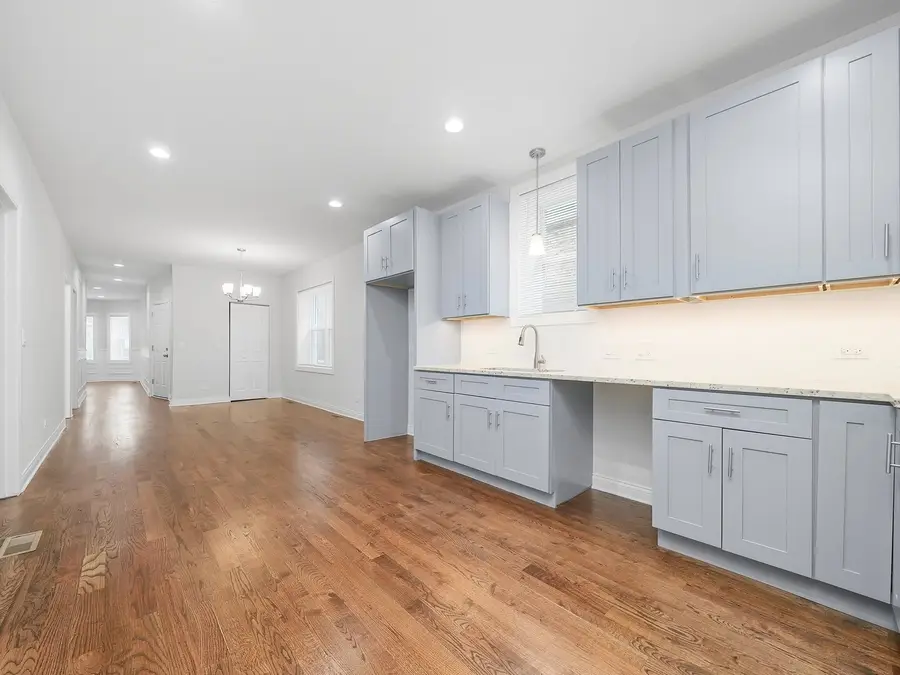 8722 S Kingston Avenue Se, Chicago, IL 60617 - #3